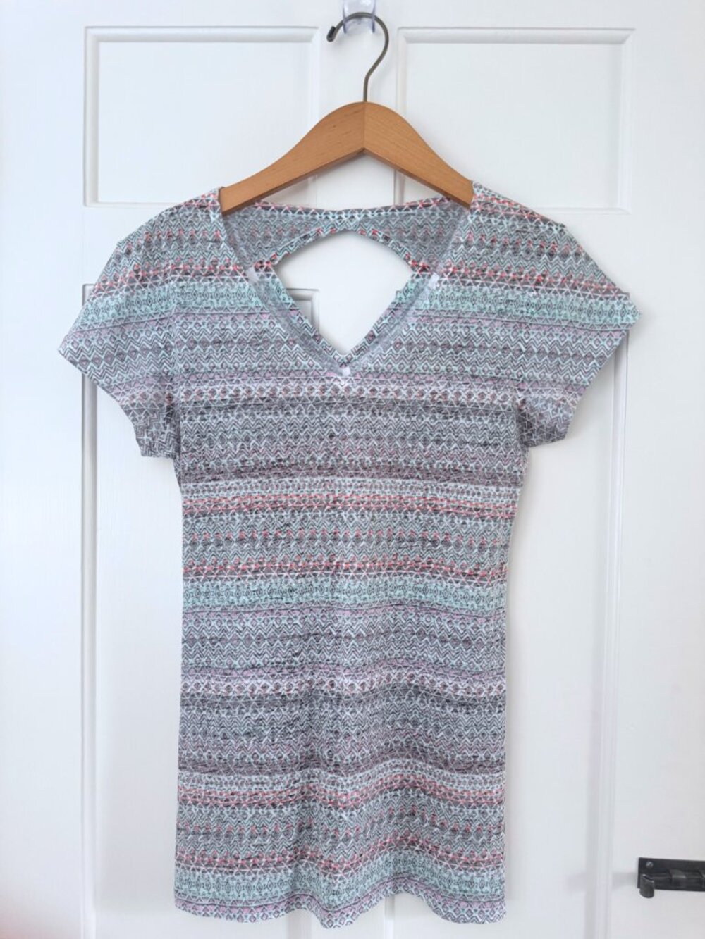 Earth Yoga Organic Cotton Keyhole Back Yoga Top Gray Print Medium